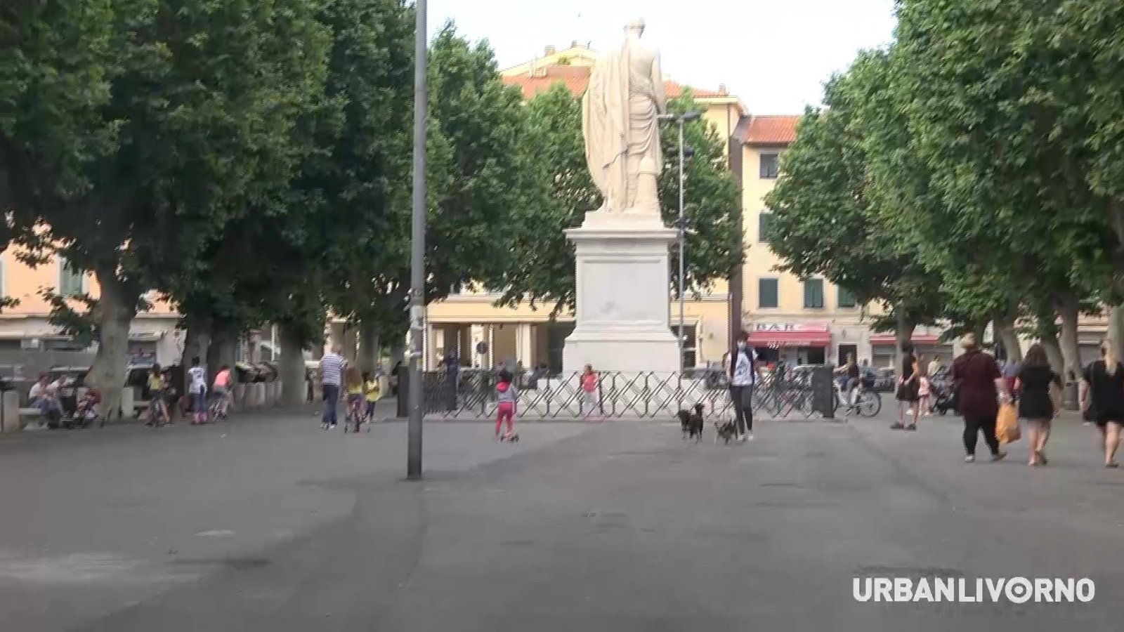 Piazza XX da salvare. Si mobilitano residenti ed esercenti