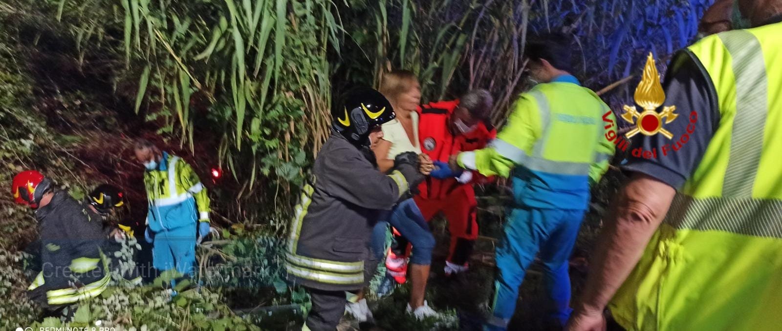 Fin isce con l'auto in un fossato