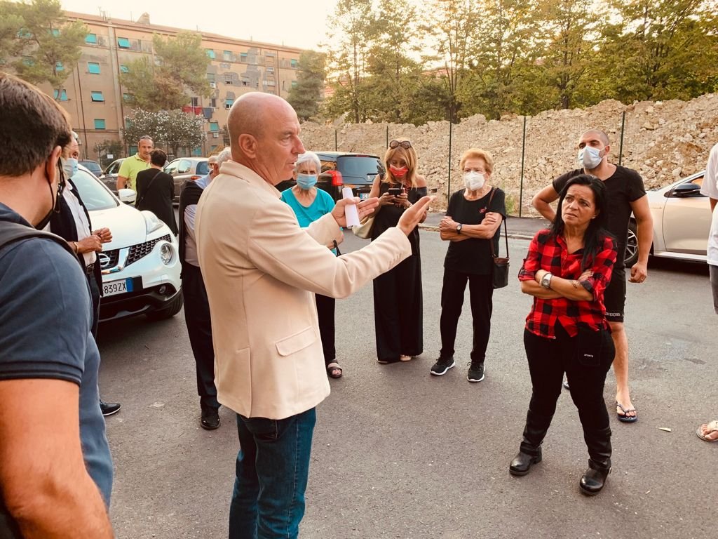 Sindaco Salvetti durante l'incontro con i cittadini di via Wan Bergher