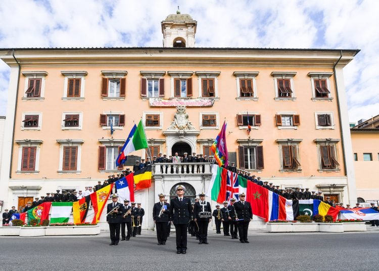 Le Marine estere hanno sfilato in Via Grande