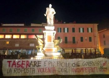 No al taser, la denuncia dell’ex caserma occupata