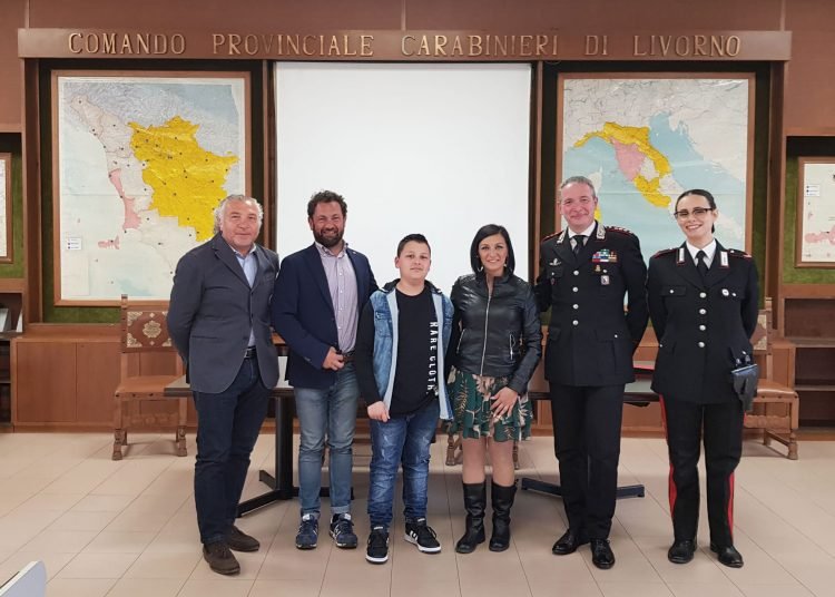 Edoardo premia i Carabinieri per il recupero del suo zainetto
