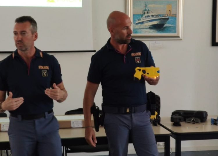 In arrivo Taser mod X2, l’ arma ad impulso elettrico