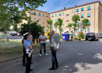 Operazione di decoro in zona stazione