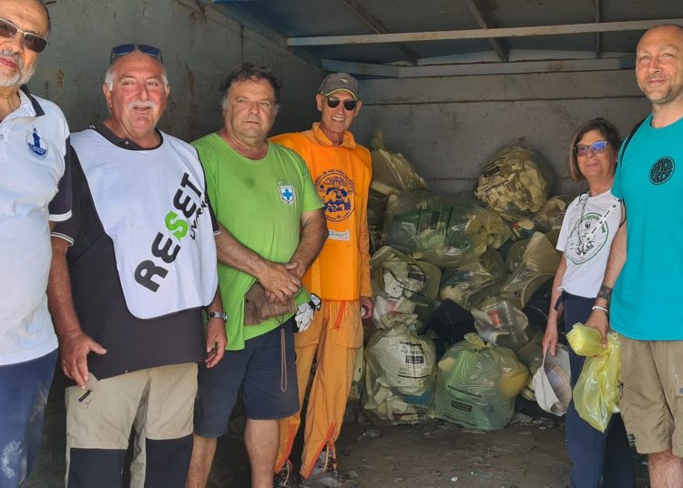Settanta volontari hanno ripulito la scogliera vicino al faro