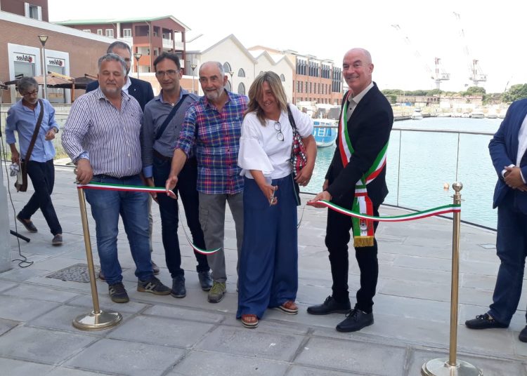 Una passerella a Porta a Mare che unisce gli Scali Novi Lena al retro del Palazzo Orlando