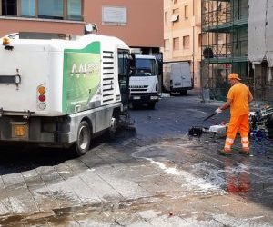 Frutta e verdura invenduta lasciata a terra in piazza Cavallotti