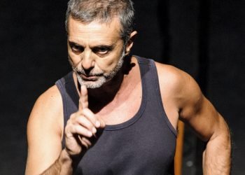 Stasera al Caprilli “Otto Con” monologo teatrale di Gabriele Benucci