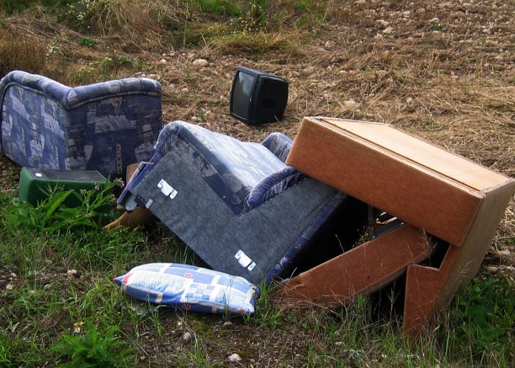 Rifiuti ingombranti abbandonati in centro, interviene la municipale