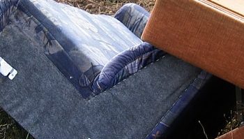 Rifiuti ingombranti abbandonati in centro, interviene la municipale