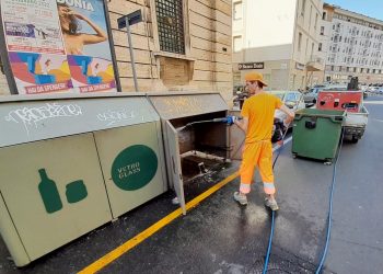Aamps raddoppia il servizio del lavaggio dei cassonetti stradali