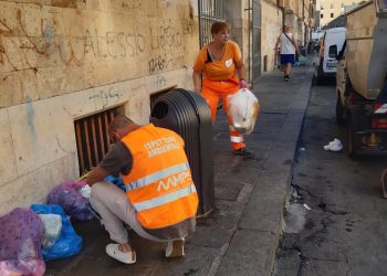 Municipale e ispettori ambientali alla ricerca dei responsabili dell’abbandono dei rifiuti in pieno centro