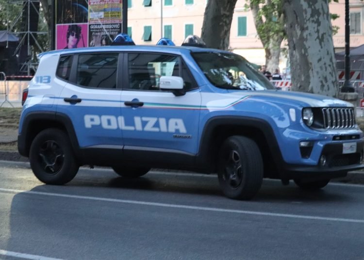Sorpreso a rubare all’interno di un’auto in Via Chiellini