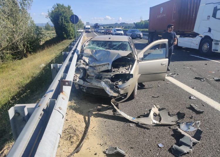 Scontro frontale in autostrada: tragedia sfiorata a Collesalvetti