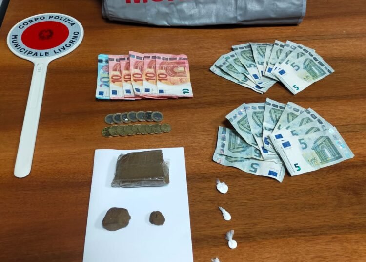 La Polizia Municipale ferma uno spacciatore mentre cede alcune “dosi”