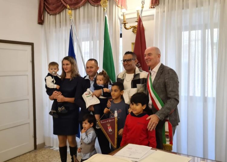 Il giuramento davanti al Sindaco da parte di tre stranieri che hanno acquistato la cittadinanza italiana