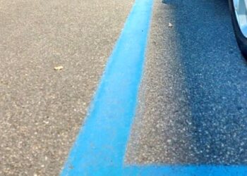 Strisce blu sul Viale Italia: “Dal primo aprile devono tornare bianche”, la posizione della Lega
