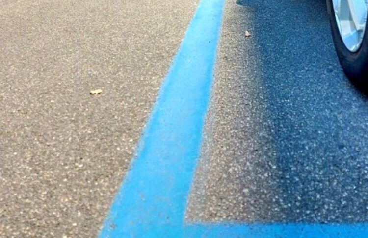 Strisce blu sul Viale Italia: “Dal primo aprile devono tornare bianche”, la posizione della Lega