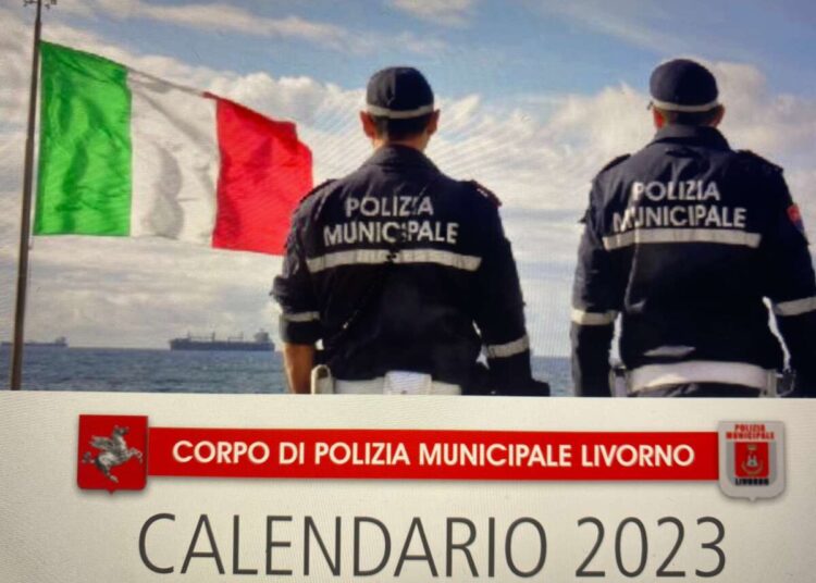 Calendario della Polizia Municipale: 12 scatti che raccontano fatti di cronaca