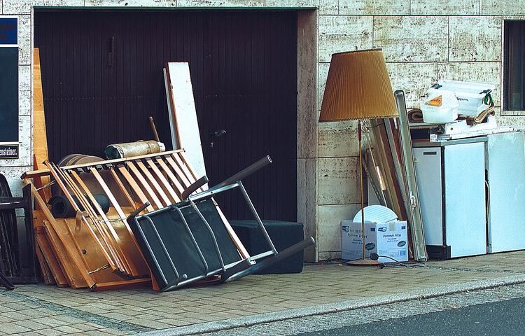 Rifiuti abbandonati sulla SP8, multato di 600 euro il responsabile