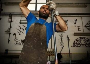 Quochi, il fabbro che riceve il riconoscimento di “maestro artigiano”