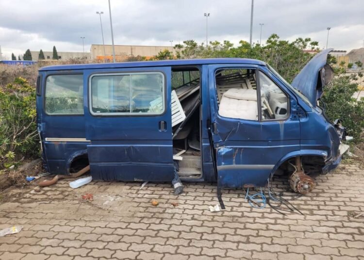 Vallin Buio, tra i rifiuti anche un furgone