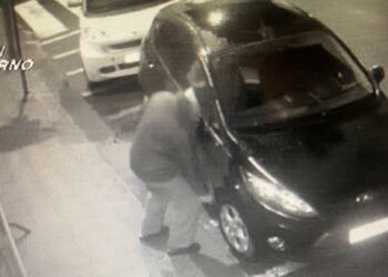 Danneggia il pneumatico di un’auto, incastrato dalle telecamere un 74enne