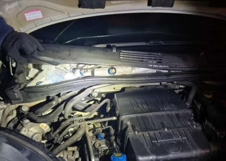 6 Kg di hashish nel vano motore, arrestato un giovane in un parcheggio di una piscina