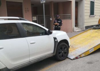 20 sanzioni e 10 rimozioni di veicoli in sosta su spazi pedonali e dei disabili