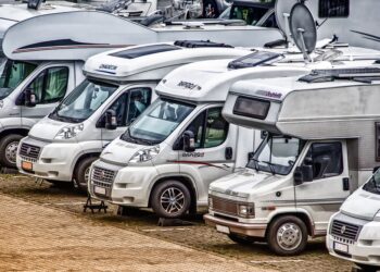 Camper parcheggiati in Piazza Reggimento Paracadutisti Nembo
