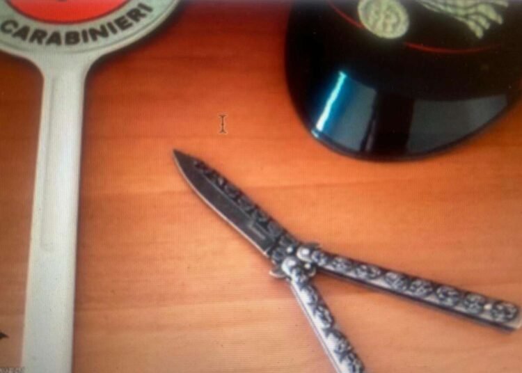 19enne trovato in possesso di un balisong