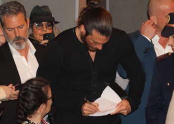 Una foto con Can Yaman: folla in delirio davanti al Teatro 4Mori