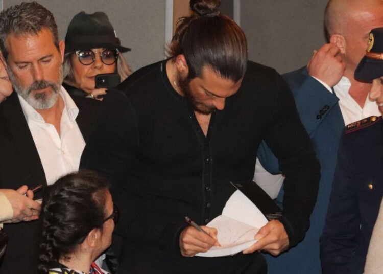 Una foto con Can Yaman: folla in delirio davanti al Teatro 4Mori