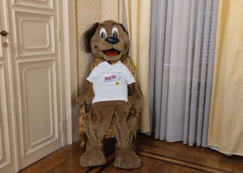 “Bau de’: quante volte devo dirtelo di raccoglierla”, la campagna contro l’abbandono in strada delle deiezioni canine