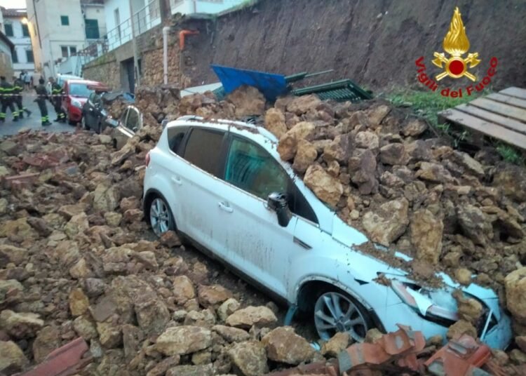 Crolla un muro nella notte