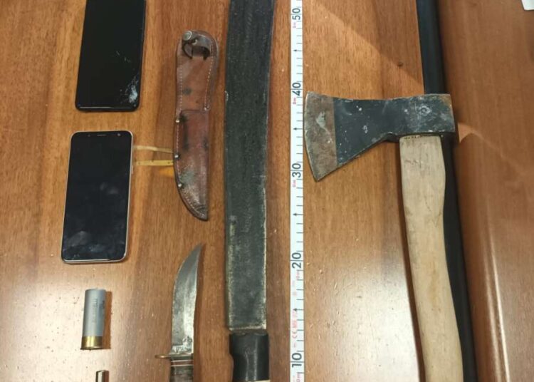 Spaccio di sostanze stupefacenti e furto di energia elettrica, denunciate 2 persone