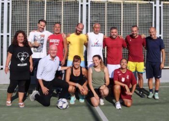 Calcio e beneficenza ai Bagni Nettuno con Luci e i giornalisti: grande successo del libro sul Capitano