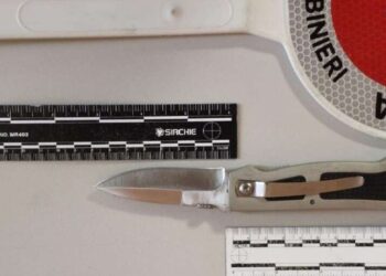 Fermato all'interno di un giardino di una scuola dell'infanzia