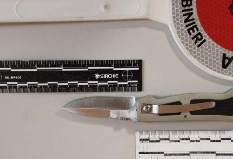 Fermato all'interno di un giardino di una scuola dell'infanzia