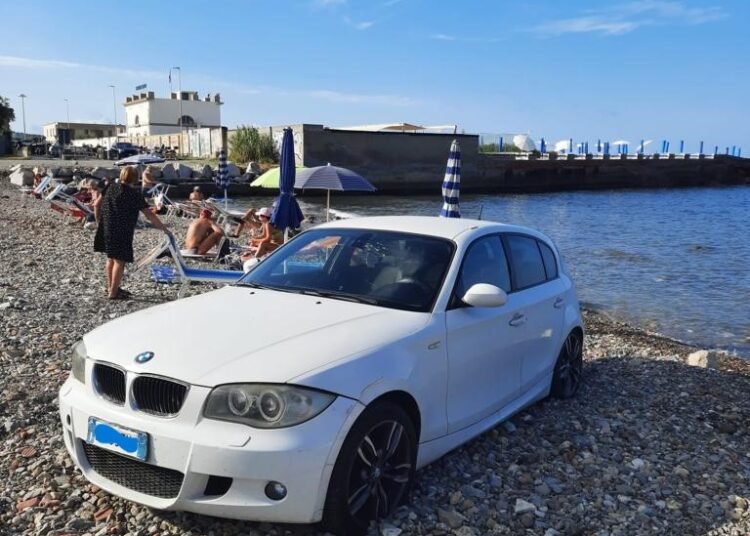 Assurdo parcheggio alla Spiaggia del Sale: auto rimossa, proprietaria multata
