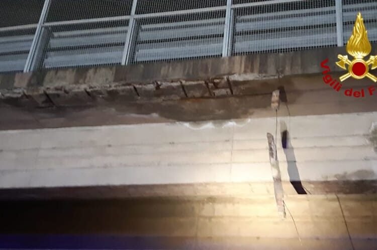Caduta di cemento dal cavalcavia