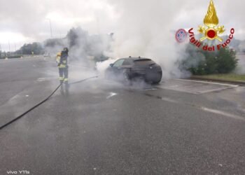 Auto in fiamme