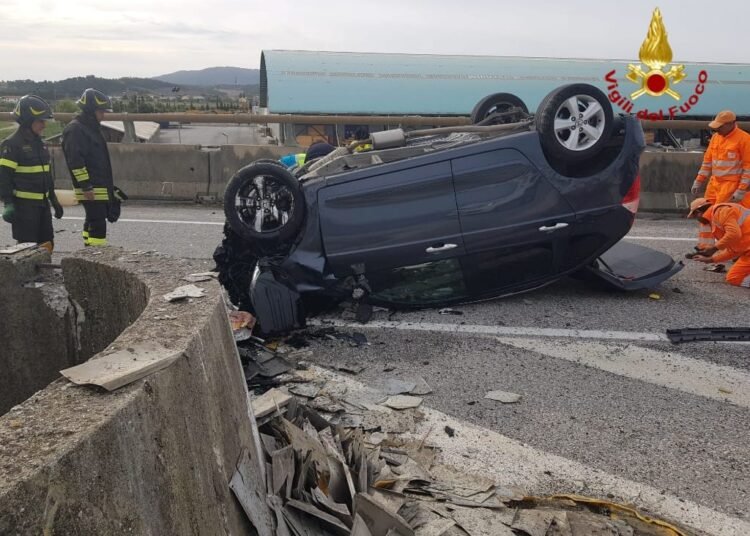 Auto si ribalta in Fipili