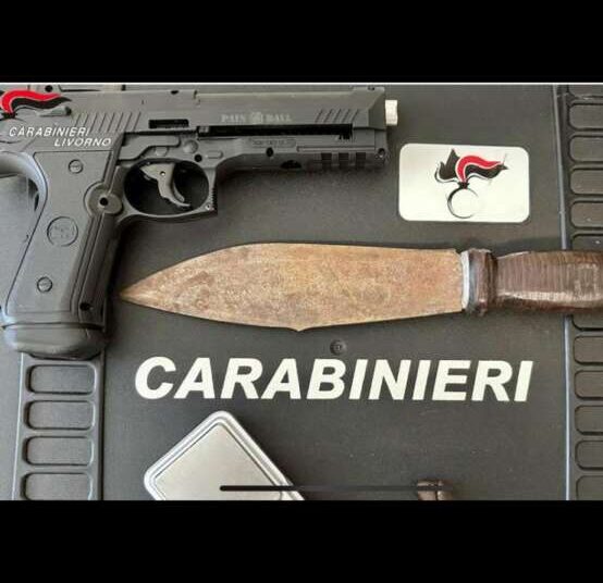 In casa aveva la lista dei clienti destinatari della droga ed una pistola ad aria compressa: arrestato 17enne