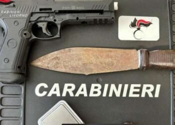 In casa aveva la lista dei clienti destinatari della droga ed una pistola ad aria compressa: arrestato 17enne