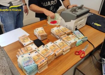 Soldi occultati in auto