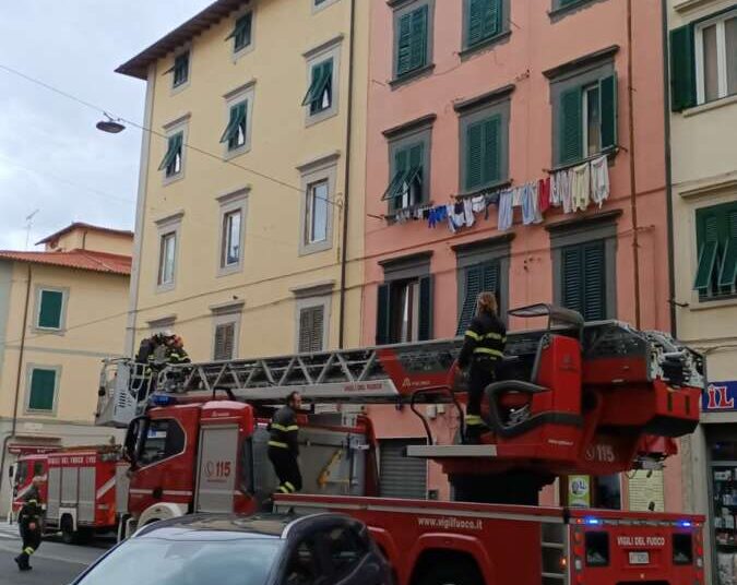 Parziale crollo di un tetto in Via Garibaldi