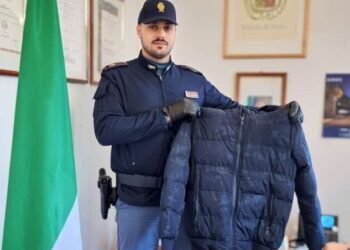 Ruba un piumino alla Coop e viene inseguito dal direttore