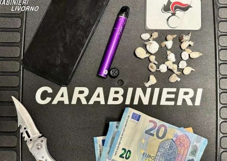 Spaccio davanti alla scuola