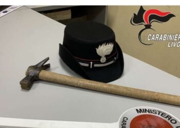 Girava per strada con un martello